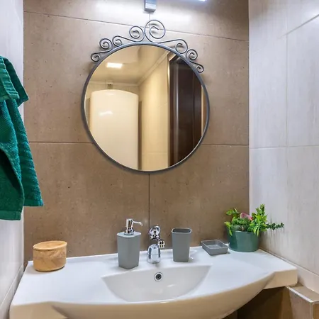 Center Apartment, Walk To & Sea Garden 아파트